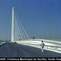 Obras para la EXPO’92. Puente del Alamillo, obra de Santiago Calatrava. Asfaltado. 1992. ©ICAS-SAHP, Fototeca Municipal de Sevilla, fondo Gasán