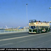Autobús turístico de la empresa SEVIRAMA circulando por el puente del Cristo de la Expiración. Sevilla fue en 1990 la primera ciudad española en contar con este servicio. 1992. ©ICAS-SAHP, Fototeca Municipal de Sevilla, fondo Gasán