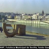 Rematando las obras de colocación del Monumento a la Tolerancia en el muelle de la Sal. Obra de Eduardo Chillida inaugurada el 1 de abril de 1992. ©ICAS-SAHP, Fototeca Municipal de Sevilla, fondo Gasán