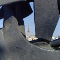 La Giralda a través del torso del monumento a Belmonte en la plaza del Altozano. 1992.  ©ICAS-SAHP, Fototeca Municipal de Sevilla, fondo Gasán