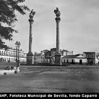 Vista del sector norte de la Alameda de Hércules. Columnas de los leones y Pila del Pato. A la izquierda la tapia del Cuartel de la Alameda. La fuente de la Pila del Pato había sido colocada en 1881 procedente de la Plaza de San Francisco. 1893  ©ICAS-SAHP, Fototeca Municipal de Sevilla, fondo Caparró
