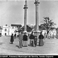 Una familia posa ante las columnas de Hércules y Julio César en la Alameda de Hércules.