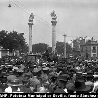 Paso de la comitiva fúnebre del torero José Gómez Ortega “Joselito” por la Alameda de Hércules camino de la iglesia de San Gil donde se celebraría el funeral. 1920 ©ICAS-SAHP, Fototeca Municipal de Sevilla, fondo Sánchez del Pando