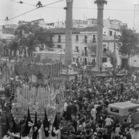 Paso de palio de Nuestra Señora del Rosario de la Hermandad de Montesión por la Alameda de Hércules. Los enseres del paso de la virgen desaparecería en julio de ese mismo año tras los disturbios que precedieron a la Guerra Civil. Abril de 1936 ©ICAS-SAHP, Fototeca Municipal de Sevilla, fondo Serrano