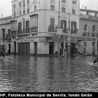 Desbordamiento del río Guadalquivir por el temporal de lluvias. Al fondo el bar Las Maravillas en la esquina con la calle Amor de Dios. Marzo de 1947. ©ICAS-SAHP, Fototeca Municipal de Sevilla, fondo Gelán
