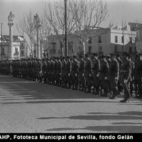 Acto oficial en el cuartel de la Policía Armada de la Alameda de Hércules. Revista de las fuerzas que intervinieron. 8 de octubre de 1949. ©ICAS-SAHP, Fototeca Municipal de Sevilla, fondo Gelán