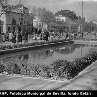 Reforma de la Alameda de Hércules. Inauguración del estanque en el extremo sur. 17 de enero de 1950 ©ICAS-SAHP, Fototeca Municipal de Sevilla, fondo Gelán