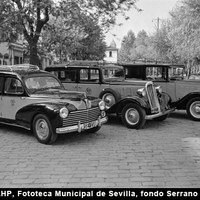 Parada de taxis en la Alameda de Hércules. El adoquinado del pavimento data de 1906, condicionado por el paso del tranvía. Hasta entonces el piso era de arena prensada. 1954 ©ICAS-SAHP, Fototeca Municipal de Sevilla, fondo Serrano