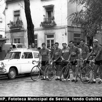 VII Vuelta Ciclista a Sevilla. Concentración de los ciclistas en la Alameda de Hércules para la primera etapa. 14 de octubre de 1965 ©ICAS-SAHP, Fototeca Municipal de Sevilla, fondo Cubiles
