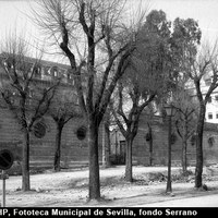 La Casa de Las Sirenas que data de 1864, construida para el  marqués de Esquivel, está inspirada en  un palacete francés del XVIII. Desde principios de los años 70 del siglo XX estuvo en estado de abandono como aparece en la imagen. El ayuntamiento de Sevilla la adquirió en 1989 para destinarla a Centro Cívico. ©ICAS-SAHP, Fototeca Municipal de Sevilla, fondo Serrano
