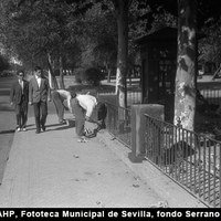 Operarios trabajando en los parterres de los jardines de la Alameda. 1963-1964 ©ICAS-SAHP, Fototeca Municipal de Sevilla, fondo Serrano