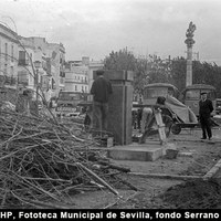 Operarios trabajando en el montaje del monumento a Pastora Pavón, la Niña de los Peines. Inaugurado en diciembre de 1968, fue el primero de una serie de esculturas dedicadas a los vecinos más destacados como Manolo Caracol y a toreros como Chicuelo.  ©ICAS-SAHP, Fototeca Municipal de Sevilla, fondo Serrano
