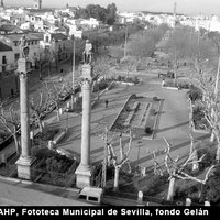 Vista cenital del extremo meridional de la Alameda de Hércules con las estatuas de Hércules y Julio César. Al fondo, la Torre de los Perdigones. Marzo 1973 ©ICAS-SAHP, Fototeca Municipal de Sevilla, fondo Gelán