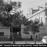 Vista del cuartel de la Policía Armada en la Alameda de Hércules antes de su derribo. La nueva sede se trasladó al barrio de Los Remedios en la actual avenida de Blas Infante. El solar estaría destinado al mercado procedente de la calle Feria pero nunca fue construido. 30 de noviembre de 1973. ©ICAS-SAHP, Fototeca Municipal de Sevilla, fondo Serrano