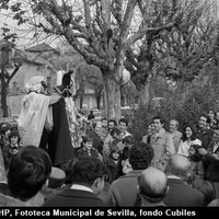 Espectáculo de marionetas en la Alameda de Hércules. 1975-1980 ©ICAS-SAHP, Fototeca Municipal de Sevilla, fondo Cubiles