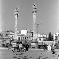 Niños jugando en la Alameda un día soleado de invierno. El cuartel de la Policía Armada que sirvió de refugio a los afectados por la riada de 1961, permanece aún sin derribar. 1970-1973 ©ICAS-SAHP, Fototeca Municipal de Sevilla, fondo Cubiles