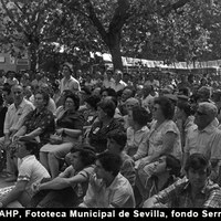 Público asistente al mitin del Partido Comunista de Andalucía  con el lema “Pro Estatuto de Autonomía” presidido por el secretario general, Santiago Carrillo en la Alameda de Hércules.  15 de octubre de 1981 ©ICAS-SAHP, Fototeca Municipal de Sevilla, fondo Serrano