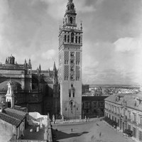 4. Plaza Virgen de los Reyes. Obras del ensanche de la calle Mateos Gago. A la derecha, los restos del derribo de las viviendas expropiadas. Hasta 1929 no se coloca la fuente-farola. ca.1920  ©ICAS-SAHP, Fototeca Municipal de Sevilla, fondo Serrano