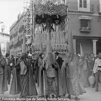 5. Paso de palio de la Virgen del Refugio de la Hermandad de San Bernardo en la calle Mateos Gago a la altura de la calle Rodrigo Caro. 1934-1935 ©ICAS-SAHP, Fototeca Municipal de Sevilla, fondo Serrano