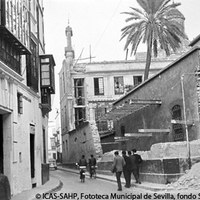 10. Calle Mateos Gago esquina con calle Mesón del Moro. Demolición parcial del grupo escolar San Isidoro para el ensanche. 1964  ©ICAS-SAHP, Fototeca Municipal de Sevilla, fondo Serrano