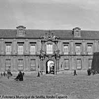 13. Plaza Virgen de los Reyes. Palacio Arzobispal. Las viviendas de la calle Mateos Gago avanzan sobre la plaza, tapando la entrada de la calle Don Remondo, actualmente alineada. 1894 ©ICAS-SAHP, Fototeca Municipal de Sevilla, fondo Caparró