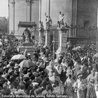 14. Procesión de la Virgen de los Reyes por las gradas de la Catedral. La imagen luce el manto verde de Isabel II bajo el palio de cajón. 1921 ©ICAS-SAHP, Fototeca Municipal de Sevilla, fondo Serrano
