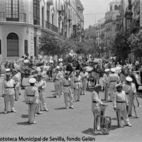16. Rodaje de la película Pan, amor y… Andalucía, con Carmen Sevilla y Vittorio De Sica. Escena en la calle Mateos Gago y la plaza Virgen de los Reyes. 1958  ©ICAS-SAHP, Fototeca Municipal de Sevilla, fondo Gelán