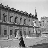 19. Plaza del Triunfo. Archivo de Indias y monumento al Triunfo. En la Catedral se aprecian los andamios y tinglados para las obras de la portada neogótica de la Puerta del Príncipe. 1893 ©ICAS-SAHP, Fototeca Municipal de Sevilla, fondo Caparró