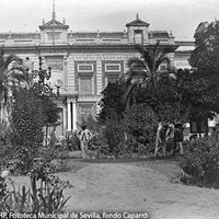 20. Trabajando en los jardines de la Plaza del Triunfo. Detrás, la casa-palacio de Iruretagoyena (sede de la Diputación Provincial entre 1929 y 1994) y el establecimiento de aguas azoadas del médico Carlos Voisin. 1895 ©ICAS-SAHP, Fototeca Municipal de Sevilla, fondo Caparró