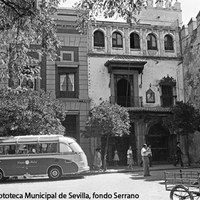 21. Plaza del Triunfo. Casa Linares, tienda de antigüedades que se derribó para la apertura de la calle Alcazaba, actual calle Joaquín Romero Murube, que enlaza con la plaza de la Alianza. 1958 ©ICAS-SAHP, Fototeca Municipal de Sevilla, fondo Serrano