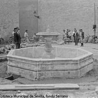 24. Plaza de la Alianza. Tras la apertura de la calle Alcazaba, se iniciaron las obras de pavimentación e instalación de la fuente central. Procedente de la residencia arzobispal de Umbrete, dicha fuente estaba en los aledaños del Paseo de las Delicias. Marzo de 1961 ©ICAS-SAHP, Fototeca Municipal de Sevilla, fondo Serrano
