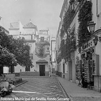 26. Plaza de Doña Elvira. En primer término, una tienda de recuerdos junto a la embocadura de la calle Susona. Al fondo, la calle Gloria. 1960 ca. ©ICAS-SAHP, Fototeca Municipal de Sevilla, fondo Serrano