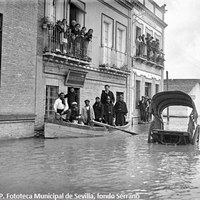 03.Barrio León. Febrero de 1926. Crecida del Guadalquivir en la avenida de Coria.  En la imagen, un estanco en la actual Villa Micaela junto a la venta Villa Pescuezo en el antiguo Camino a San Juan de Aznalfarache. ©ICAS-SAHP. Fototeca Municipal de Sevilla, fondo Serrano