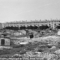 07. Barrio Máquinas, 1963. Asentamiento chabolista ilegal con casas de autoconstrucción que fueron destruidas, tras un  largo litigio, en octubre de 1963.   ©ICAS-SAHP. Fototeca Municipal de Sevilla, fondo Serrano