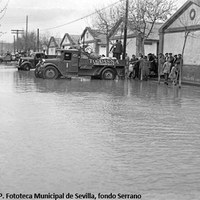 09. Barriada de la Dársena, 1936. Promovidas por el Patronato Municipal de Casas Baratas, en la Vega de Triana se construye en 1933 la barriada de La Dársena denominada también de Vázquez Armero por el nombre del antiguo asentamiento. Eran viviendas de tipo barracón adosadas y de una solo planta. Sus calles fueron rotuladas en 1935.  ©ICAS-SAHP. Fototeca Municipal de Sevilla, fondo Serrano