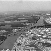 10. Barriada de El Turruñuelo, 1962. Alzada en terrenos del Mantillo de Turruñuelo fue asentamiento de un grupo de inmigrantes que arribaron a Sevilla para trabajar en la industria del ladrillo y la cerámica, así como de la población de obreros llegados a la ciudad durante los preparativos de la Exposición Iberoamericana de 1929.  ©ICAS-SAHP. Fototeca Municipal de Sevilla, fondo Serrano