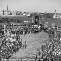 13. Primera piedra de las viviendas sociales del Barrio León, 1937. En plena Guerra Civil se lleva a cabo la construcción de 146 viviendas para inválidos, empleados y obreros, promovida por la Obra Nacional de Casas Baratas. Queipo de Llano recorre las instalaciones de una casa piloto. Al fondo, los terrenos donde se alzaría años después la barriada de San Gonzalo. ©ICAS-SAHP. Fototeca Municipal de Sevilla, fondo Serrano