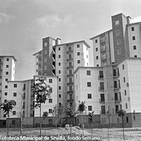 14. Barriada Nuestra Señora del Carmen, Ca.1958. Obra del arquitecto racionalista Luis Recasens, las 636 viviendas construidas por la Delegación Nacional de Sindicatos en el Plan Sindical de la Vivienda, se entregaron a los vecinos en 1958. ©ICAS-SAHP. Fototeca Municipal de Sevilla, fondo Serrano