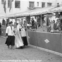 17. Inauguración del Mercado de San Gonzalo, 14 de enero de 1960. A la inauguración del entonces conocido como mercadillo de San Gonzalo, constituido por 21 puestos, asistieron las primeras autoridades locales, siendo bendecido por el padre Arroyo, párroco de la feligresía.     ©ICAS-SAHP. Fototeca Municipal de Sevilla, fondo Gelán