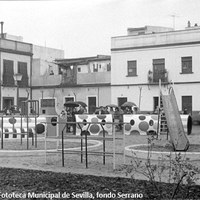 18. Inauguración de las plazas de San Gonzalo y Anita, 23 de enero de 1966. Tras una profunda reforma de las plazas, a las que se les dotó de pavimentación, electricidad y mejora del arbolado y mobiliario urbano, se lleva a cabo la bendición de la nueva imagen de la Milagrosa que preside la de San Gonzalo y de un parque infantil en la de Anita.   ©ICAS-SAHP. Fototeca Municipal de Sevilla, fondo Serrano