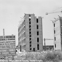 20. Nuevo cuartel de la Policía Armada, Ca.1970. Las condiciones del acuartelamiento de la Policía Armada en la Alameda de Hércules llevaron al entonces Ministerio de la Gobernación a la construcción de un moderno edificio en la prolongación de la Avenida de la República Argentina, denominada de Blas Infante desde 1983.   ©ICAS-SAHP. Fototeca Municipal de Sevilla, fondo Serafín