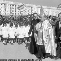 22. Inauguración del Colegio San José de Calasanz, 10 de febrero de 1962. Este colegio público con aulas separadas entre niñas y niños, estaba ubicado en la calle del mismo nombre. Se inaugura con la asistencia del cardenal Bueno Monreal y la presencia de las autoridades locales, educativas y gran parte del vecindario.El centro contaba con un anexo de viviendas para los maestros. ©ICAS-SAHP. Fototeca Municipal de Sevilla, fondo Serrano