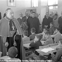 23. Inauguración del Colegio San José de Calasanz, 10 de febrero de 1962. Este colegio público con aulas separadas entre niñas y niños, estaba ubicado en la calle del mismo nombre. Se inaugura con la asistencia del cardenal Bueno Monreal y la presencia de las autoridades locales, educativas y gran parte del vecindario.El centro contaba con un anexo de viviendas para los maestros. ©ICAS-SAHP. Fototeca Municipal de Sevilla, fondo Gelán
