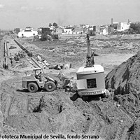 25. Obras de consolidación del Muro de Defensa, 1964-1965. En estas fechas se llevan a cabo las obras de consolidación del Muro de Defensa en la que hoy es la Ronda de los Tejares. La población asentada aquí sería evacuada en la década de 1970 a la barriada de nueva ejecución construida en terrenos del Polígono Sur.   ©ICAS-SAHP. Fototeca Municipal de Sevilla, fondo Serrano