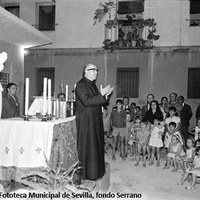 26. Bendición de la sede provisional de la parroquia de San Joaquín, 18 de septiembre de 1965. Para albergar el aumento de la feligresía, se acondiciona en la Plaza de Góngora del barrio de San Gonzalo un local provisional como sede de la nueva iglesia. El párroco Pérez Mantero bendice las instalaciones y la imagen de la Virgen que hoy preside la actual parroquia de San Joaquín en la calle Juan Pablo I. ©ICAS-SAHP. Fototeca Municipal de Sevilla, fondo Serrano