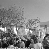 28. Primera salida de la Virgen de la Salud bajo palio, 1955. La primera estación de penitencia del paso de la Nuestra Señora de la Virgen de la Salud constituyó todo un acontecimiento en la Hermandad de San Gonzalo y en los barrios de la otra Triana. ©ICAS-SAHP. Fototeca Municipal de Sevilla, fondo Serrano