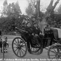 Ambiente de carnaval en el Paseo de Las Delicias. Familia con niños disfrazados de “Pierrot” y con trajes regionales. 1919 ©ICAS-SAHP, Fototeca Municipal de Sevilla, fondo Sánchez del Pando
