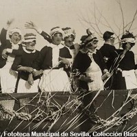 Paseo de coches, carrozas y automóviles. En 1930, durante la celebración de la Exposición Iberoamericana, el Comité organizador y el Ayuntamiento de la ciudad acordaron trasladar el Carnaval al recinto del Sector Sur. ©ICAS-SAHP, Fototeca Municipal de Sevilla, fondo Fernando Carmona