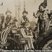 Con el objeto de promover la participación en el cortejo y la asistencia de público, se convocó un concurso de coches, carrozas y automóviles adornados, dotado con tres premios en metálico. 2 de marzo de 1930 ©ICAS-SAHP, Fototeca Municipal de Sevilla, fondo Fernando Carmona