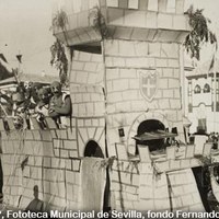 Desfile de la carroza “El castillo de Guzmán el Bueno”. Se estableció un jurado para la admisión de participantes y se determinó que aquellas que estuvieran “convenientemente adornadas” quedarían exentas del pago de la entrada al recinto de la Exposición Iberoamericana. 2 de marzo de 1930 ©ICAS-SAHP, Fototeca Municipal de Sevilla, fondo Fernando Carmona